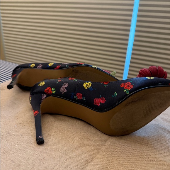 Betsey Johnson Black Floral Heels with Green Accents - Picture 4 of 5